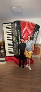 Jonas Hiller und sein Lehrer Gregor Heinrich vor dem größten Akkordeon der Welt.