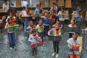 Das Ensemble "Die tapferen Streicherlein" beim Konzert im Faust-Gymnasium.
